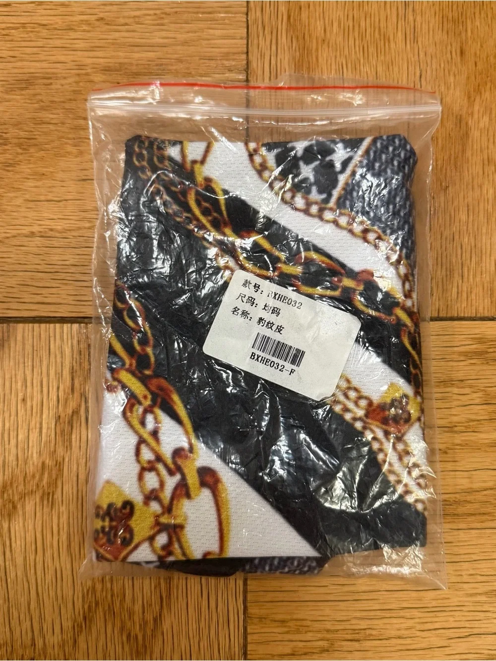 NWT Stylish Black & White Chain Print Neck Gaiter